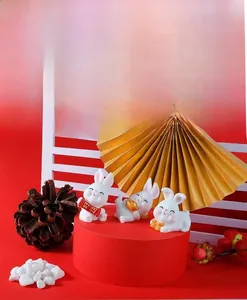 Drie schattige miniatuur witte konijntjes met gouden munten voor huisdecoratie