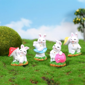 Lot de quatre figurines de lapins en résine avec champignons colorés pour mini jardin