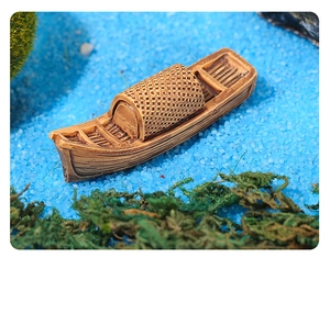 Dettaglio macro di una barca in miniatura in legno con trama intrecciata su micro paesaggio