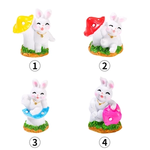 Lot de quatre figurines de lapin en résine avec champignons colorés pour paysages miniatures