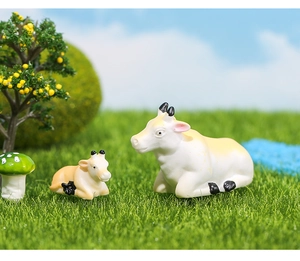 Miniature resin cow figurines for micro landscape fairy garden and DIY crafts