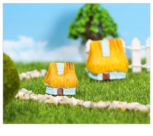 Vue macro d'une petite chaumière miniature aux murs en briques blanches pour bonsaï