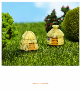 Vista macro di cottage in resina in miniatura per decorazioni di micro paesaggi muschio