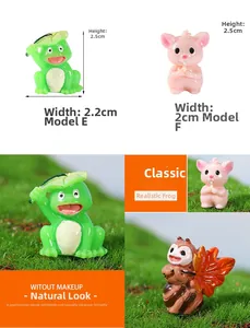 Detalle de figuritas de resina de rana y ratón para decoración de micro paisajes