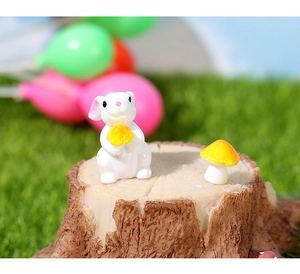 Miniature lapin en résine tenant un champignon pour décoration de paysage de jardin