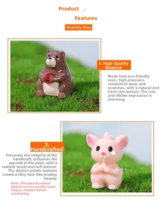 Detalle de figuritas de oso y ratón en resina sobre césped para micro paisaje