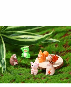 Set de mini figuras de animales del bosque con oso y rana sobre base de musgo