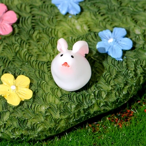 Miniatura di coniglietto bianco in resina con fiori colorati per decoro giardino
