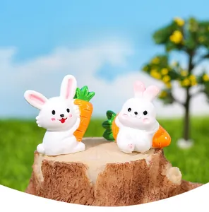 Nahaufnahme von Miniatur-Hasen aus Harz mit Karotten für DIY-Mikrolandschaften