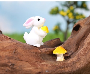 Vue détaillée d'un lapin miniature en résine avec champignon sur socle en bois naturel