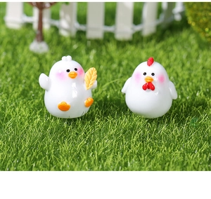 Detail van schattige miniatuur kuikens voor moslandschap en micro-tuin decoratie