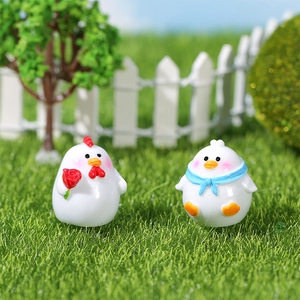 Miniatuur hars kippen figuren met roos en blauwe sjaal op groene mos achtergrond