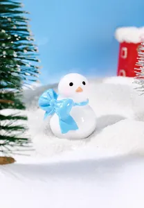 Primer plano de figurita de pájaro blanco con lazo azul para decoración de navidad