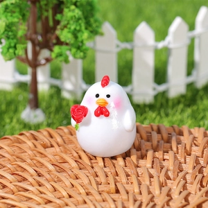 Miniatuur hars kuiken beeldje met rode roos voor moslandschap en sprookjestuin decoratie