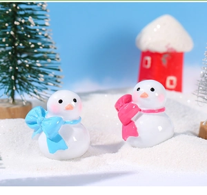 Detailopname van mini-sneeuwpoppen met strikken in een winters landschapsdecoratie