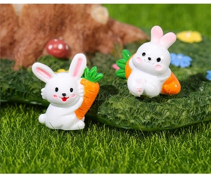 Miniatur-Hasenfiguren aus Harz mit Karotten in einer Feengarten-Dekoration