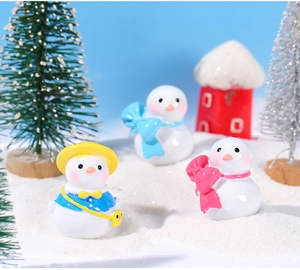 Detail van miniatuur kerstsneeuwpoppen beeldjes op een kunstmatige sneeuwlandschap