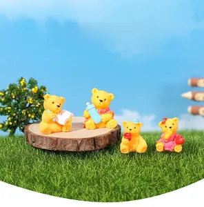 Detailaufnahme von vier Miniatur Teddybären in Gelb für Sukkulenten und Bonsai-Dekor