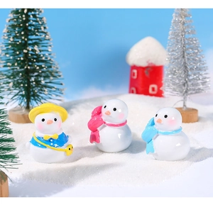 Gedetailleerde weergave van schattige kerstsneeuwpop-miniaturen voor microlandschappen