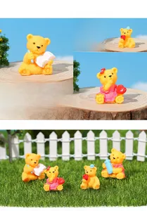 Detaillierte Nahaufnahme von vier gelben Teddybären aus Harz für die Bonsai-Dekoration