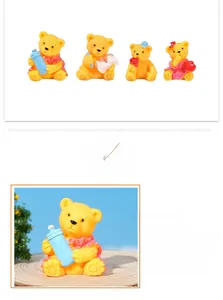 Detailansicht von vier kleinen gelben Harz-Teddybären in verschiedenen niedlichen Posen