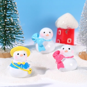 Hars Kerst Sneeuwpop Miniatuur Figuurtjes Micro Landschap Ornamenten Schattige Sneeuwpop Met Hoed En Strik Voor Winter Vakantie Huis Decor DIY Tuin Accessoire