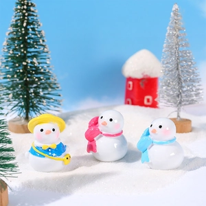 Set van drie schattige kersteenden in een winters sneeuwlandschap voor miniatuur decor