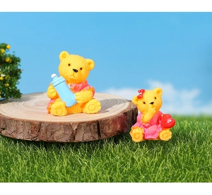Miniatur-Teddybären aus Harz mit Babyflasche und Herz für kreative DIY-Gartendekoration