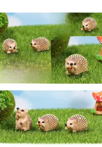 Vue macro de figurines de hérissons miniatures en résine avec textures de piquants