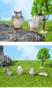 Dettaglio ravvicinato di statuette di gufo in resina in miniatura per decorazione terrari