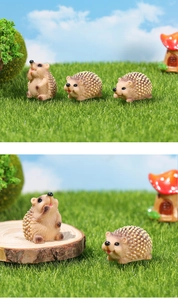 Miniatures hérissons en résine dans une scène de jardin avec tronc et petite maison champignon