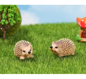 Vue macro de deux hérissons miniatures en résine pour décoration de micro-paysage