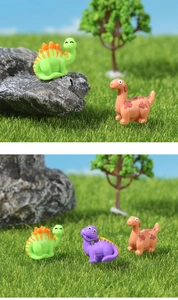Detailopname van kleurrijke hars dinosaurus figuren in een miniatuur tuinlandschap