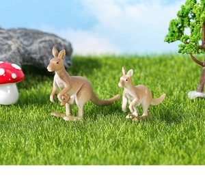 Miniatuur kangoeroe beeldjes op groen mos met paddenstoelen voor bonsai decoratie