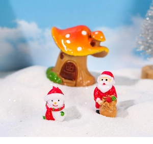 Weihnachts-Miniaturset aus Harz mit Weihnachtsmann, Schneemann und einem Pilzhaus