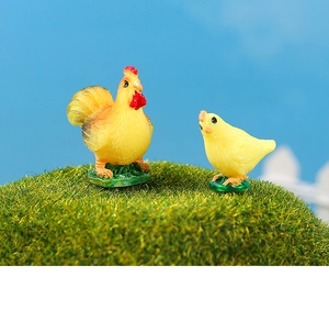 Realistic resin rooster and hen miniatures on green grass bases for micro landscape decor