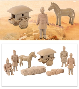 Detailset von Terracotta-Krieger-Figuren mit Pferden, Streitwagen und alten Mauersockeln