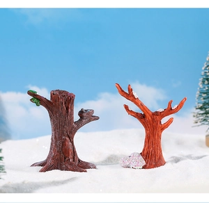 Miniatuur boomstam modellen van hars met groene bladeren en een vogelnestje
