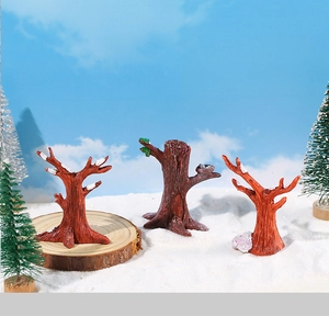Miniatuur boomstammen van hars met sneeuw en nesten voor DIY-feeëntuin micro-landschappen