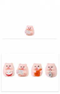 Vue détaillée de quatre cochons miniatures en résine jouant de la musique pour bureau