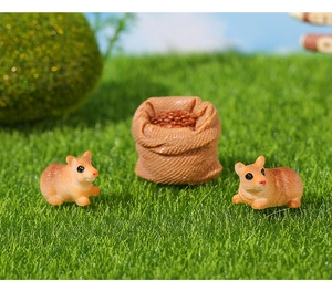 Figurine di criceti in miniatura e sacchi di grano su erba per micro paesaggi DIY