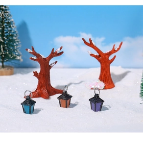 Gros plan de lanternes miniatures colorées en résine pour paysages de Noël et DIY