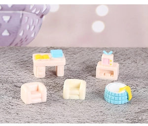 Miniatur-Puppenhausmöbel-Set mit Schreibtisch, Fernseher, Badewanne und Sesseln