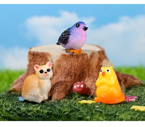 Macro-detail van miniatuurfiguren van hars van vos, blauwe vogel en kat voor DIY-landschappen