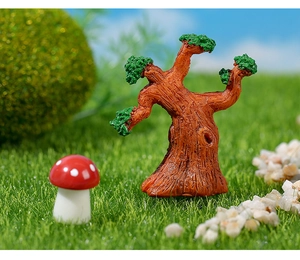 Vue macro d'un arbre miniature réaliste et d'un champignon en résine pour micro-paysage