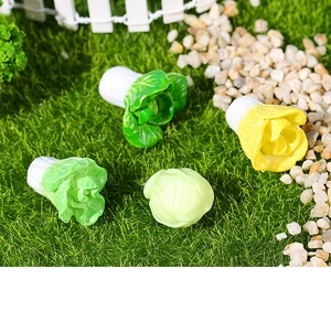Verduras en miniatura de resina detalladas con col sobre fondo de jardín pequeño