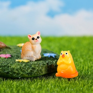 Miniatuur hars kat en hamster beeldjes op kunstgras voor DIY micro landschappen