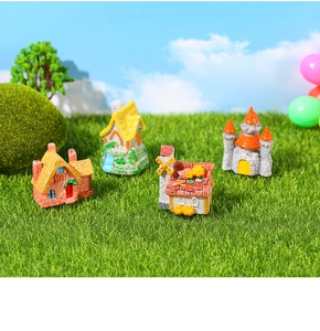 Vue détaillée de figurines de maisons miniatures et moulin à vent en résine peinte