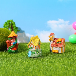 Miniature maison de fée en résine avec moulin et cabane sur pelouse artificielle