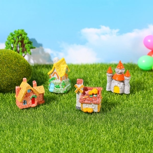 Lot de quatre maisons miniatures colorées en résine pour décor de jardin féerique